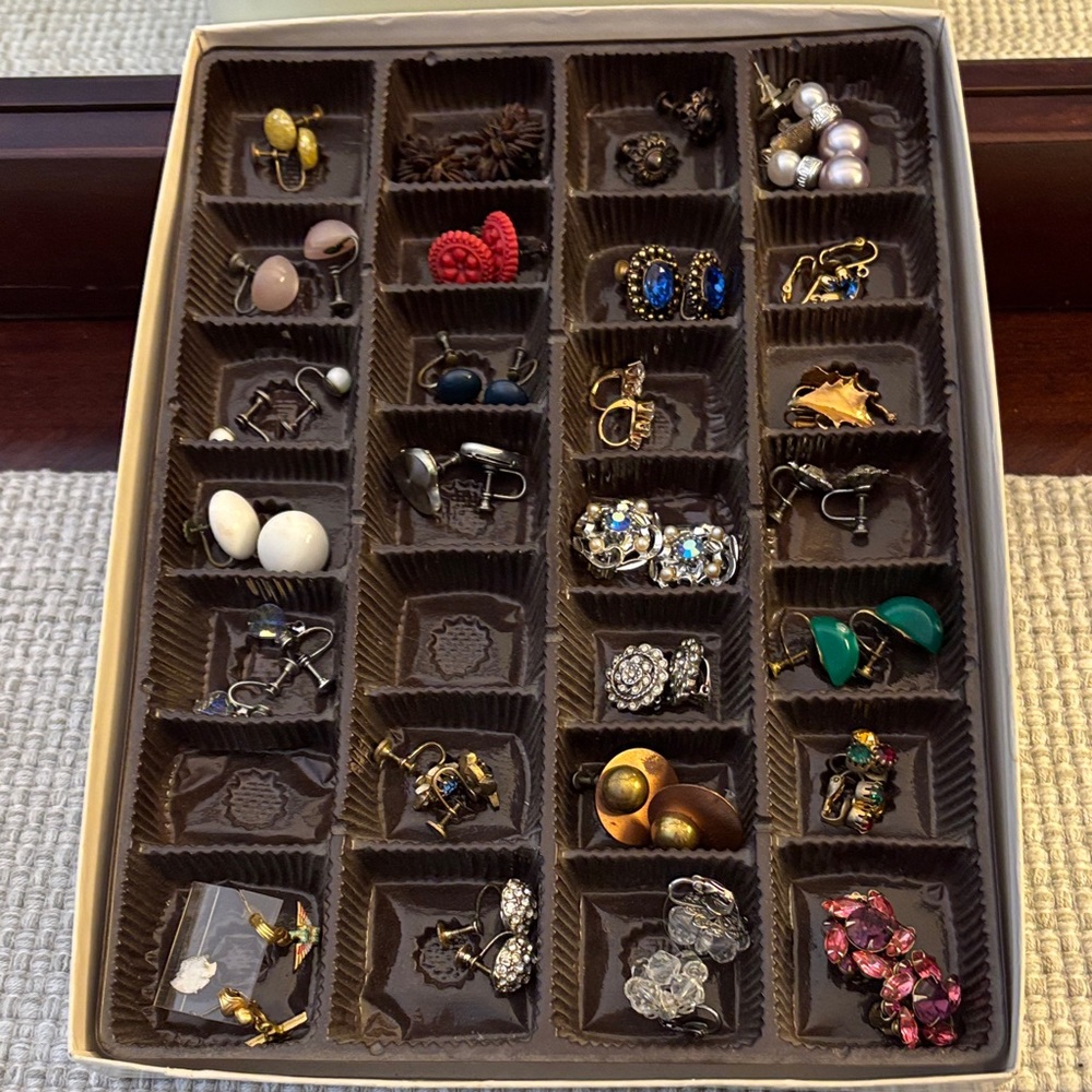 26 Assorted Vintage Earrings Collection !!